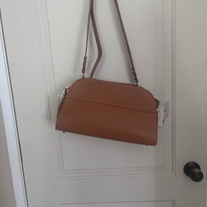 Elegant Leather Crossbody Bag in Camel